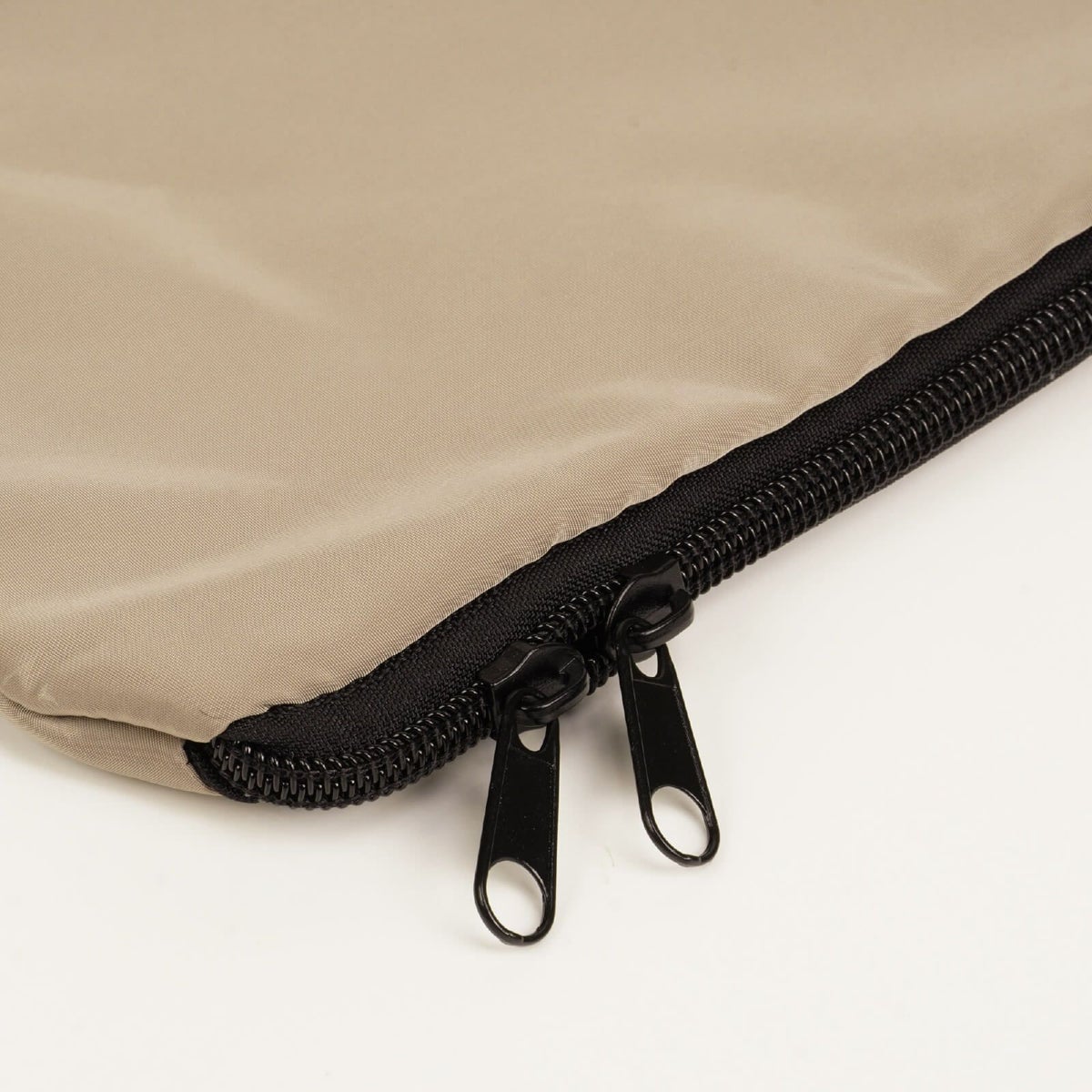 どちらからも開閉できるダブルファスナー