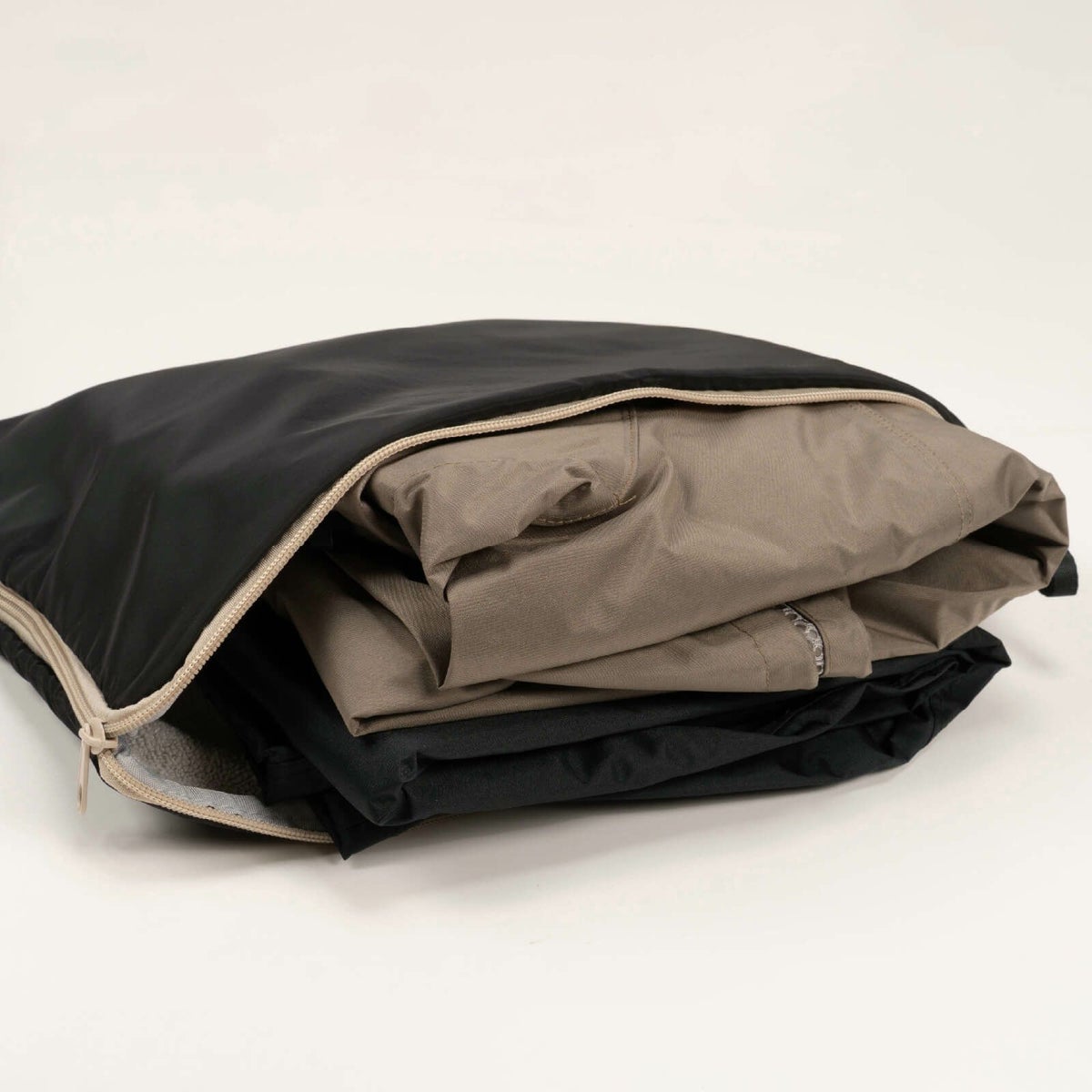 厚手のレインウェアもすっぽり入る