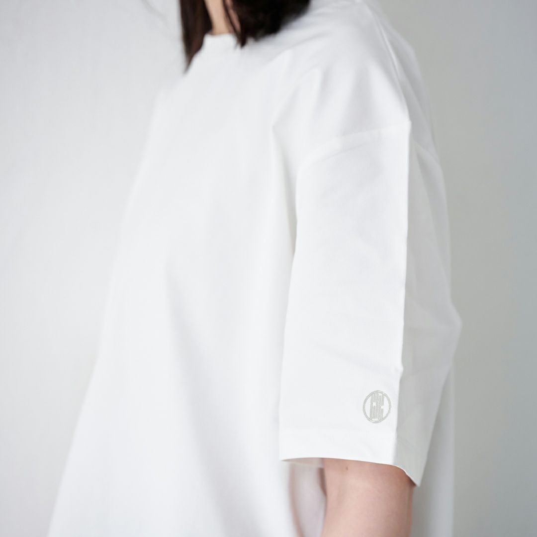 左肩にアクセントのロゴ