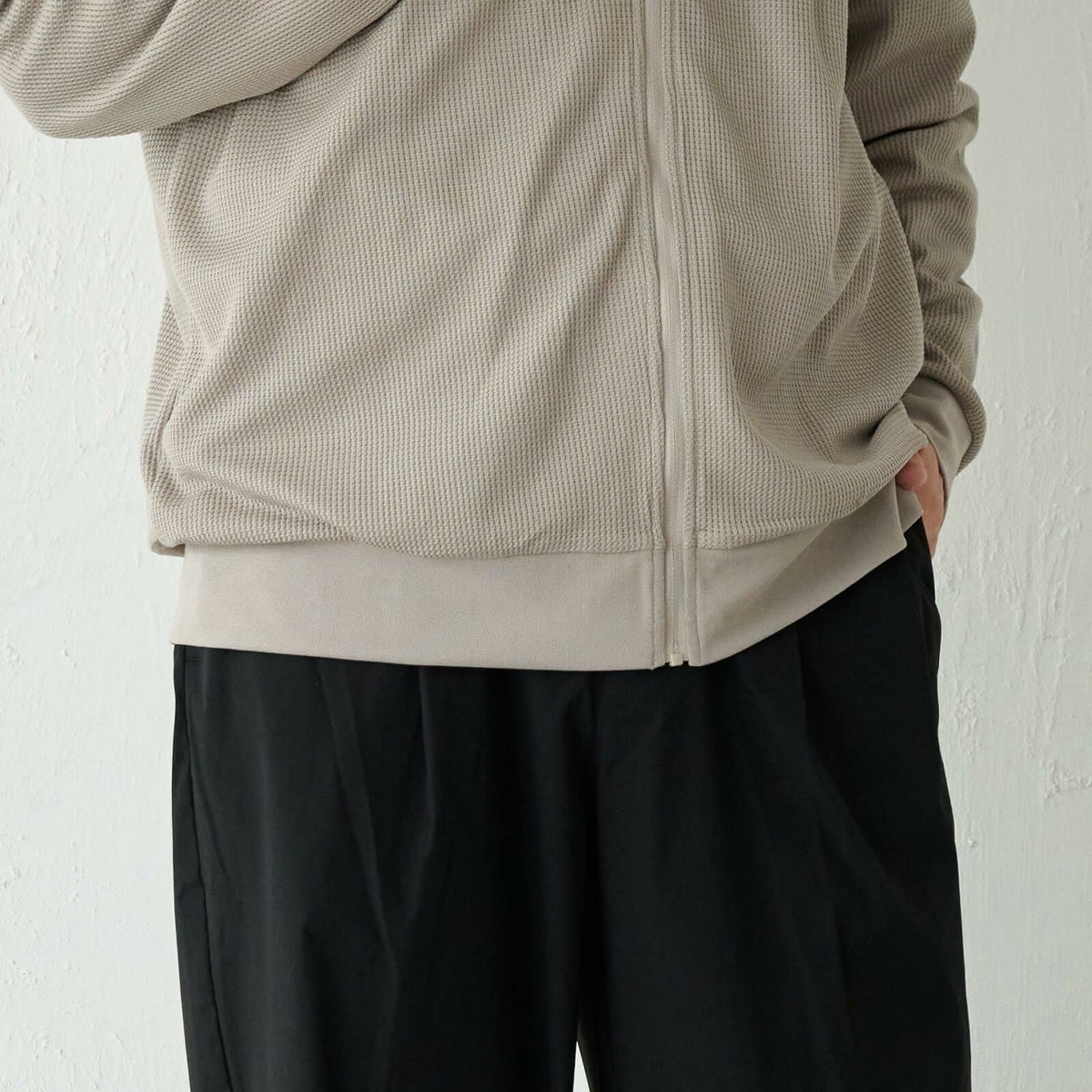 ほどよく身体にフィットする裾のリブ