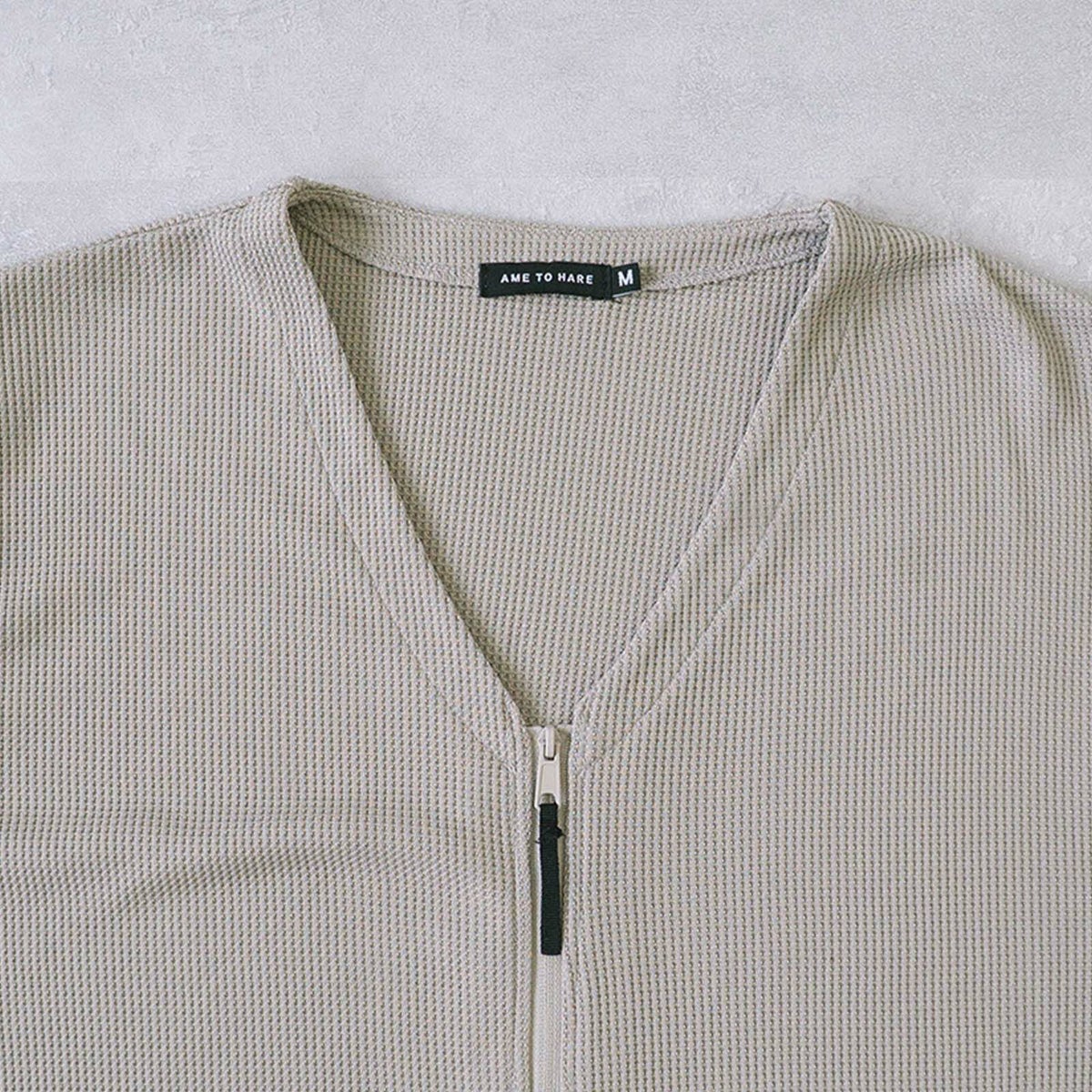 首まわりはVネックを採用