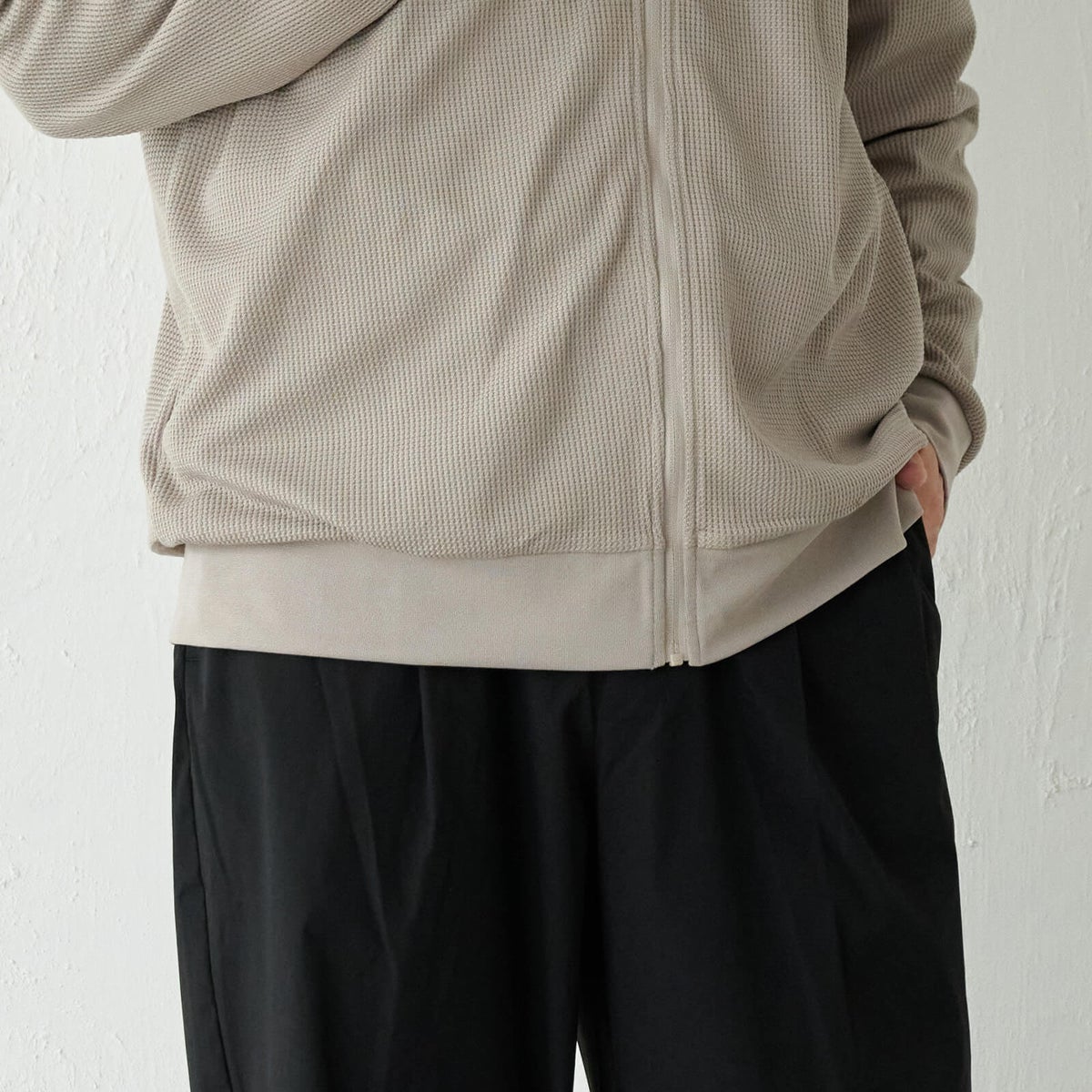 ほどよく身体にフィットする裾のリブ