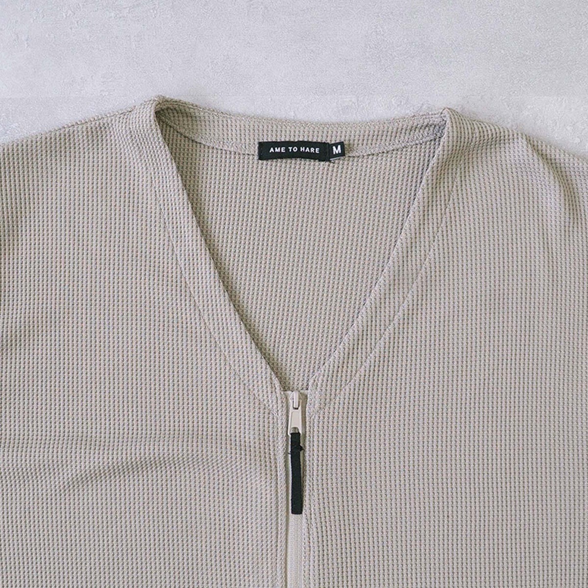 首まわりはVネックを採用