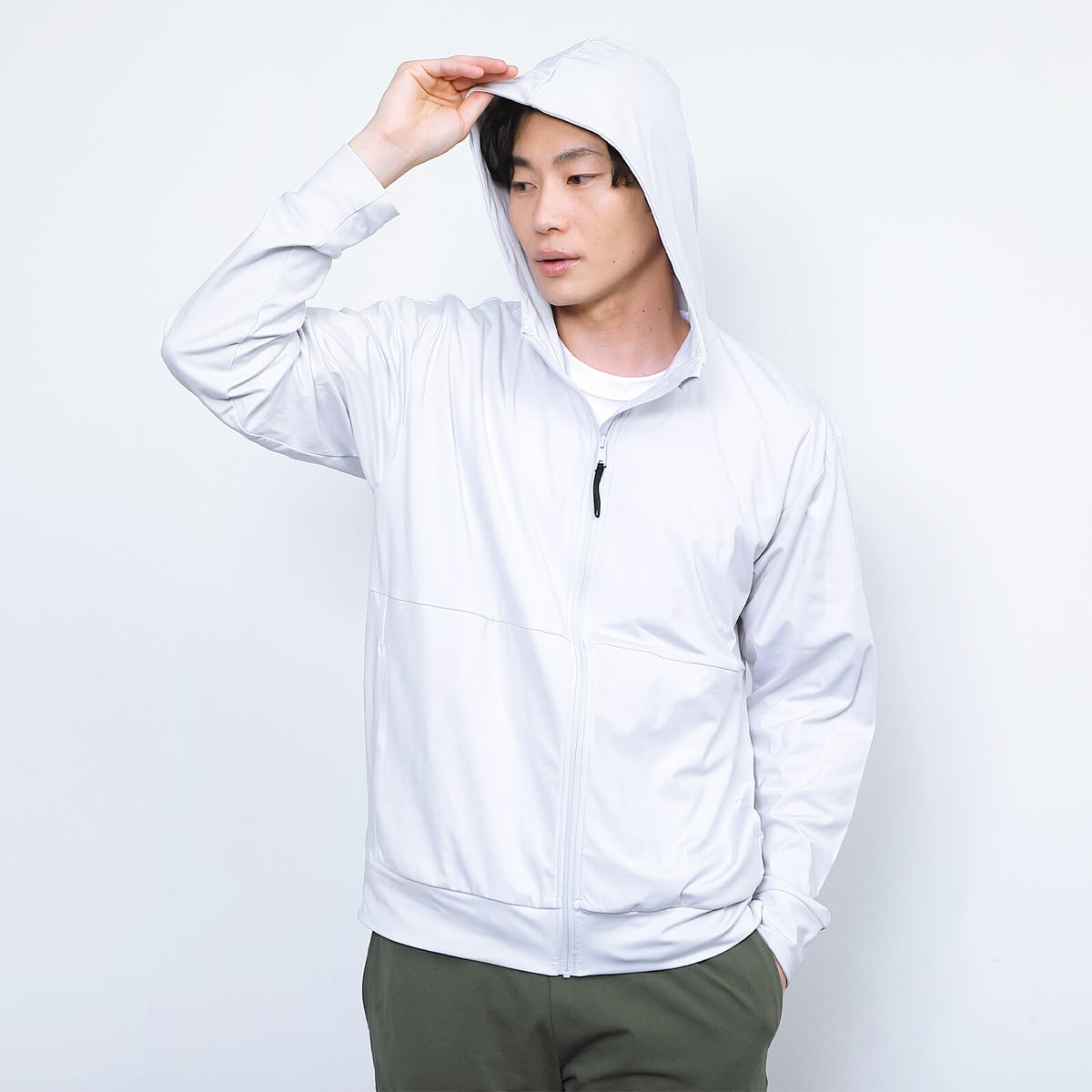 男性モデル：182cm ／ Lサイズ着用