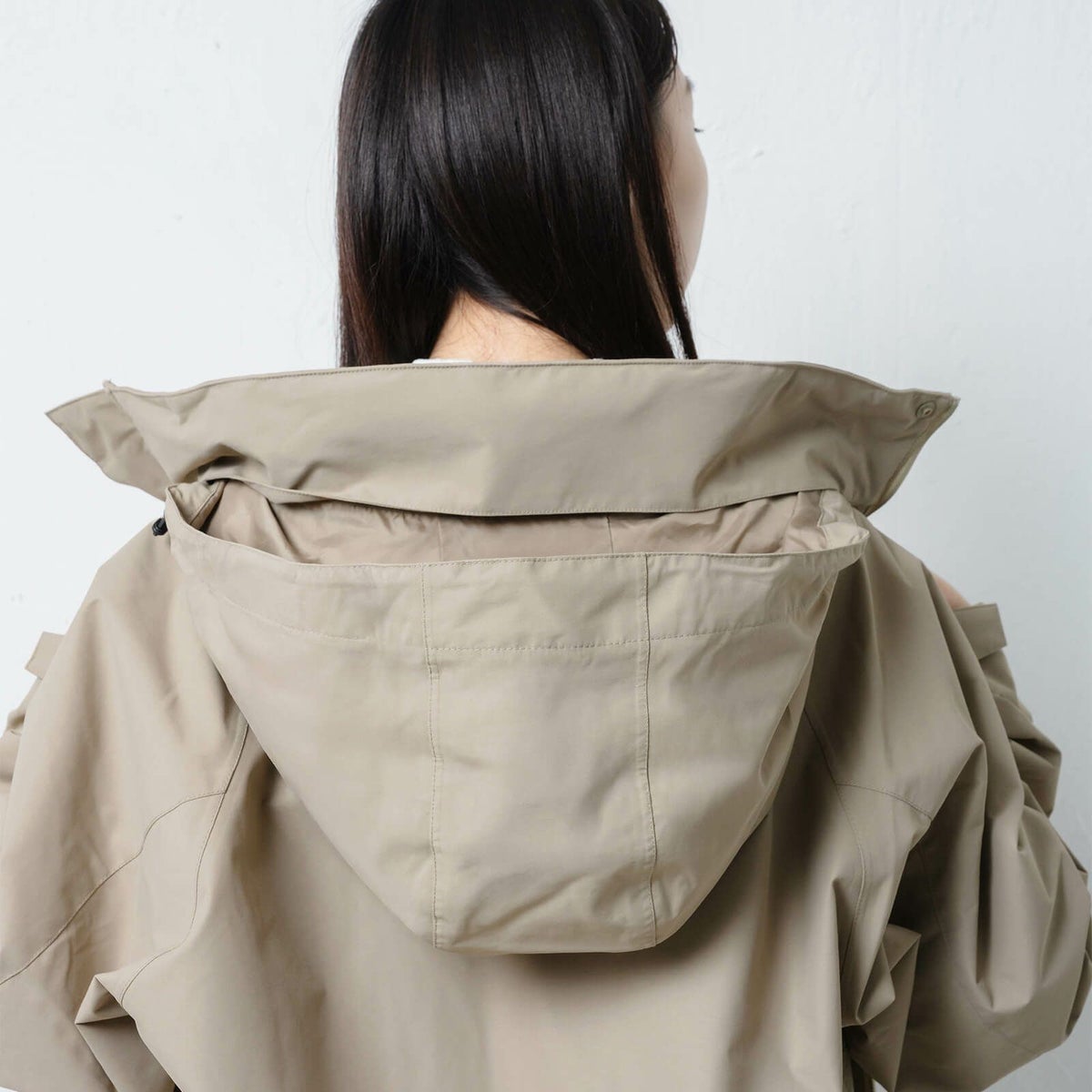 フードは襟元に収納可能