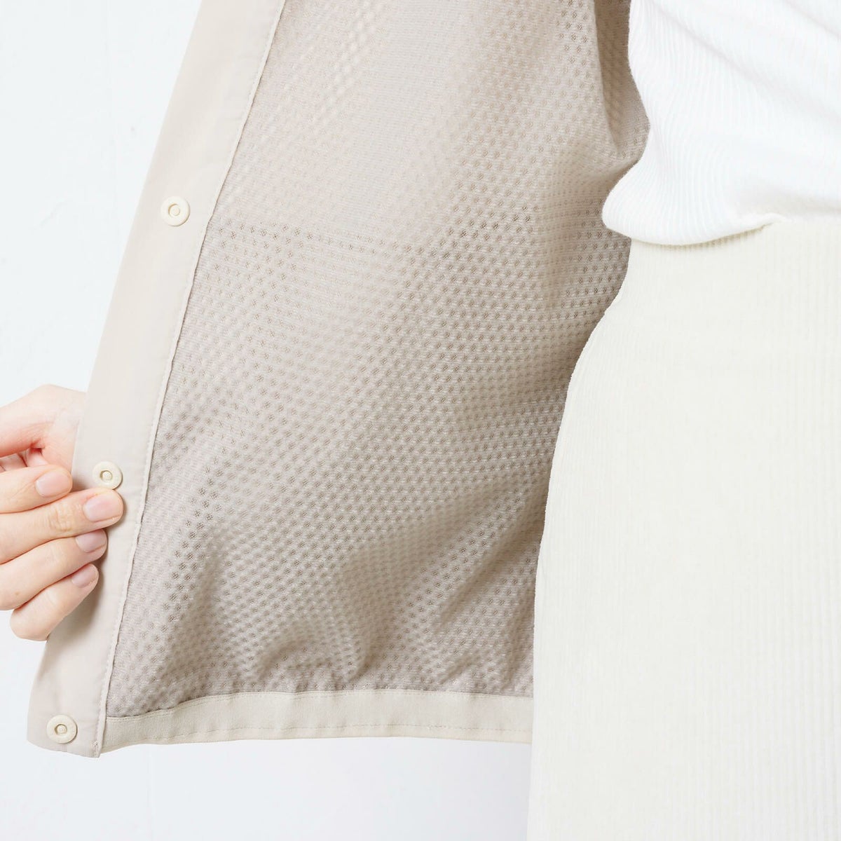 柔らかな起毛を施したメッシュを使用