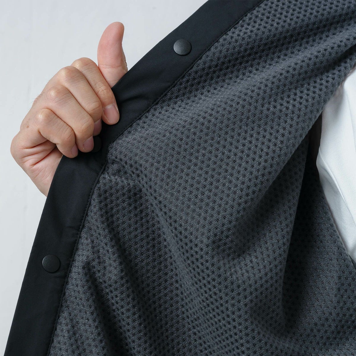 柔らかな起毛を施したメッシュを使用