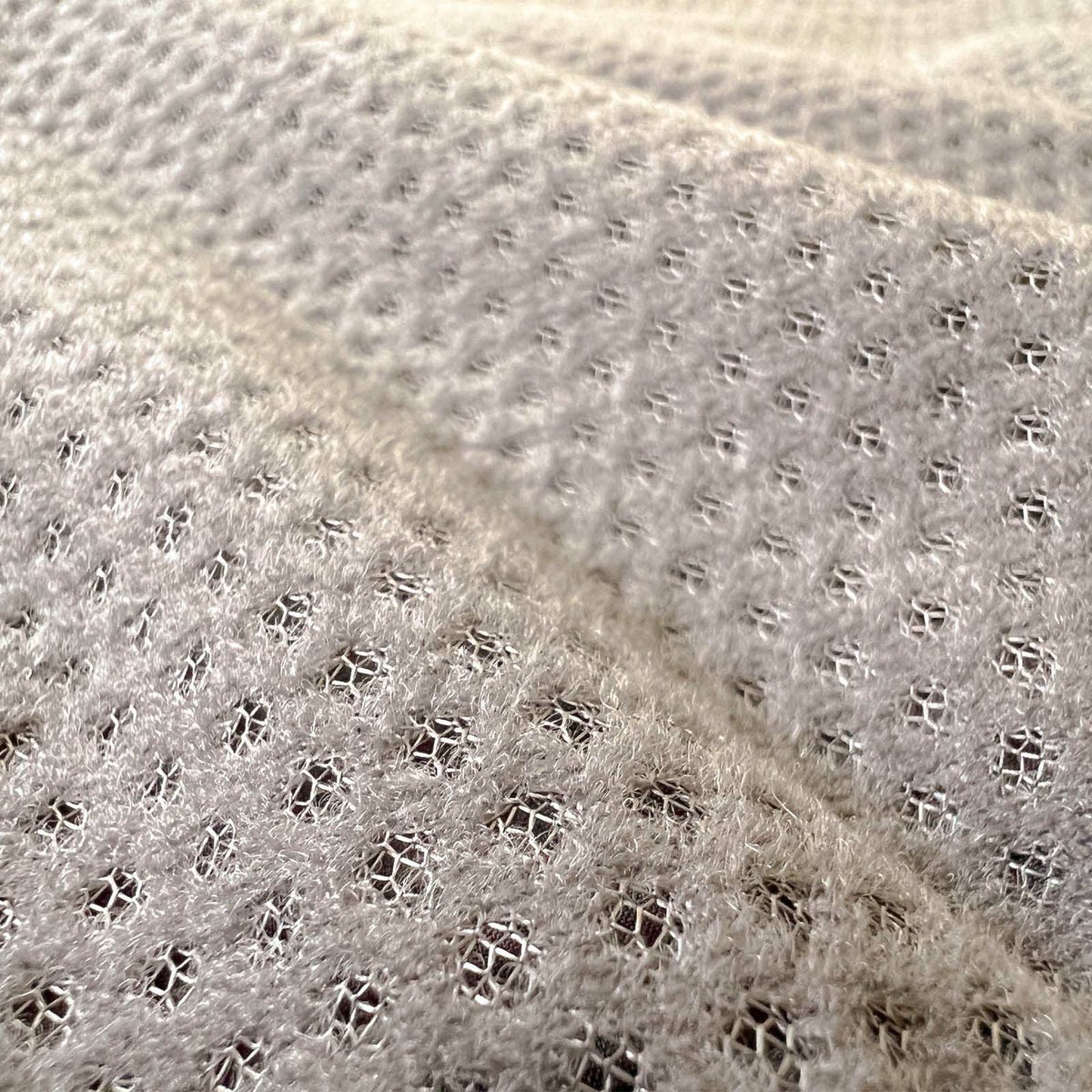 保温性と通気性を兼ね備えた起毛メッシュの裏地