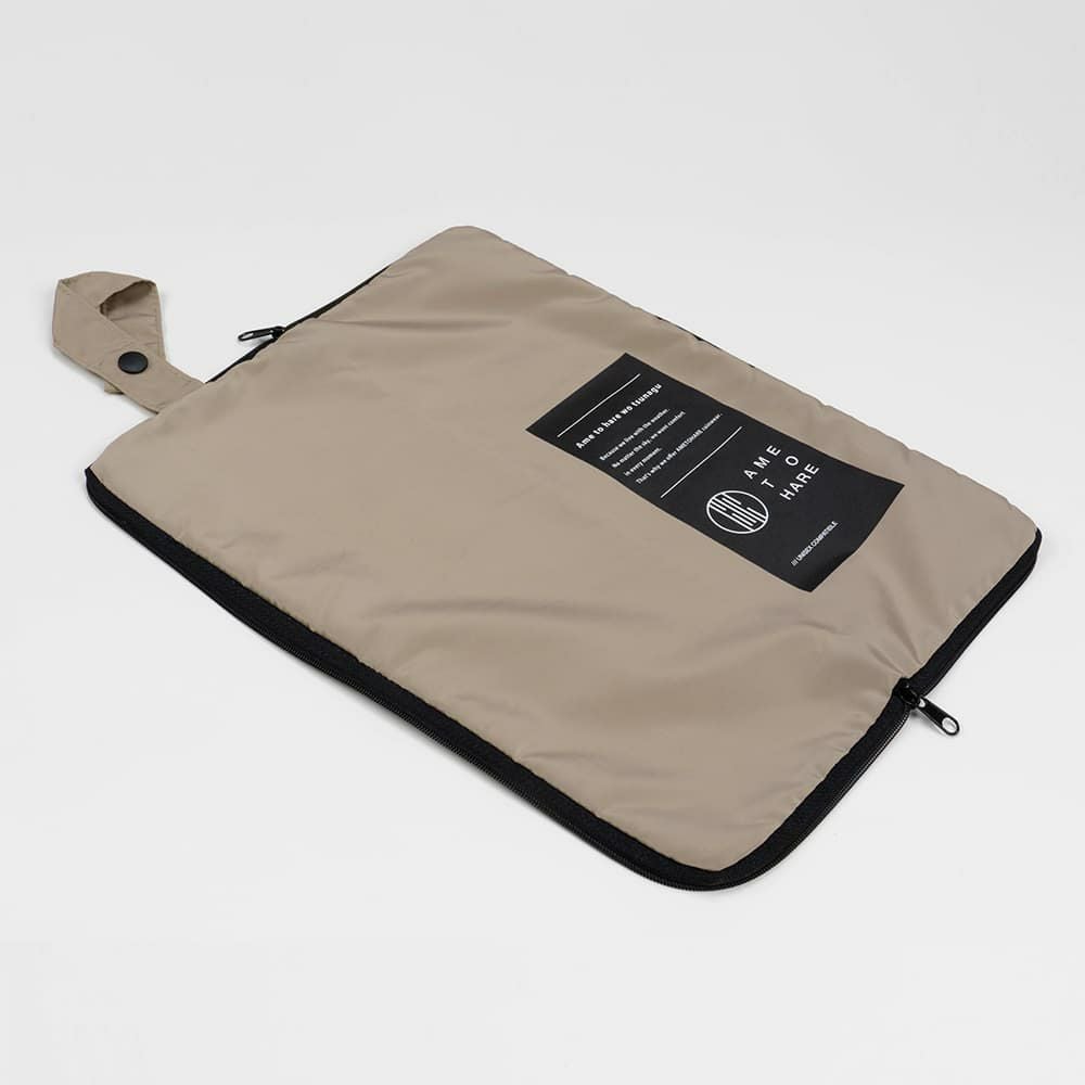 ダブルファスナーで3辺が大きく開く設計