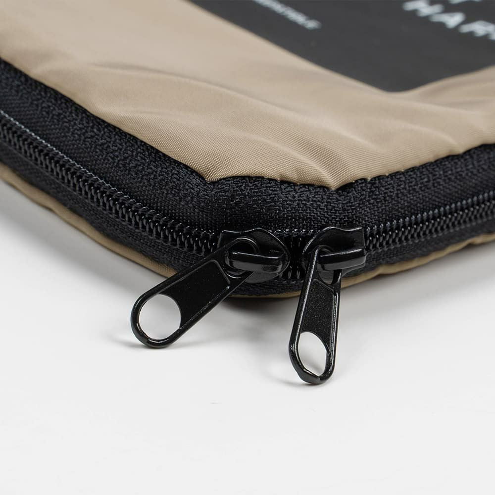 ダブルファスナーで3辺が大きく開く設計