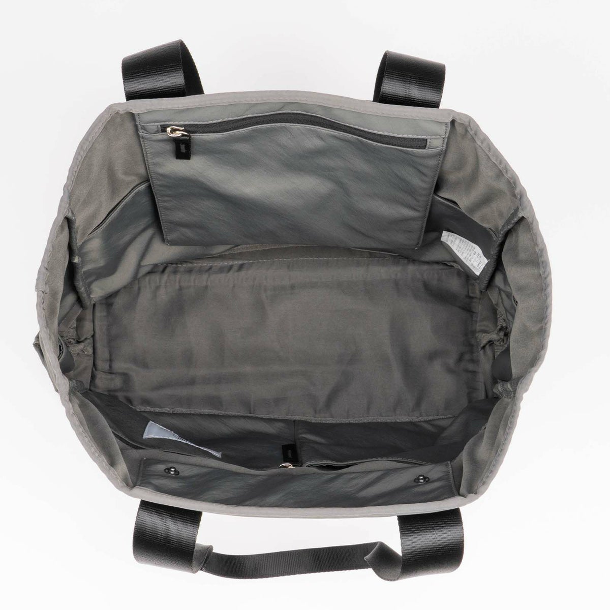 荷物がスムーズに出し入れできる広い開口部