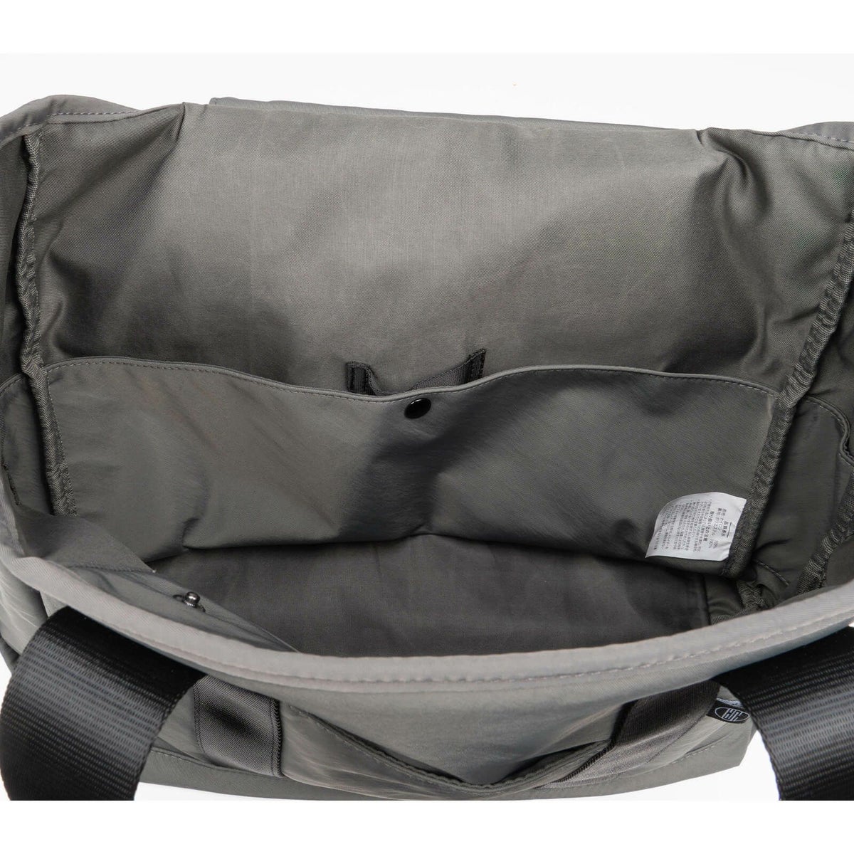 大きなものを収納しやすい横長ポケット