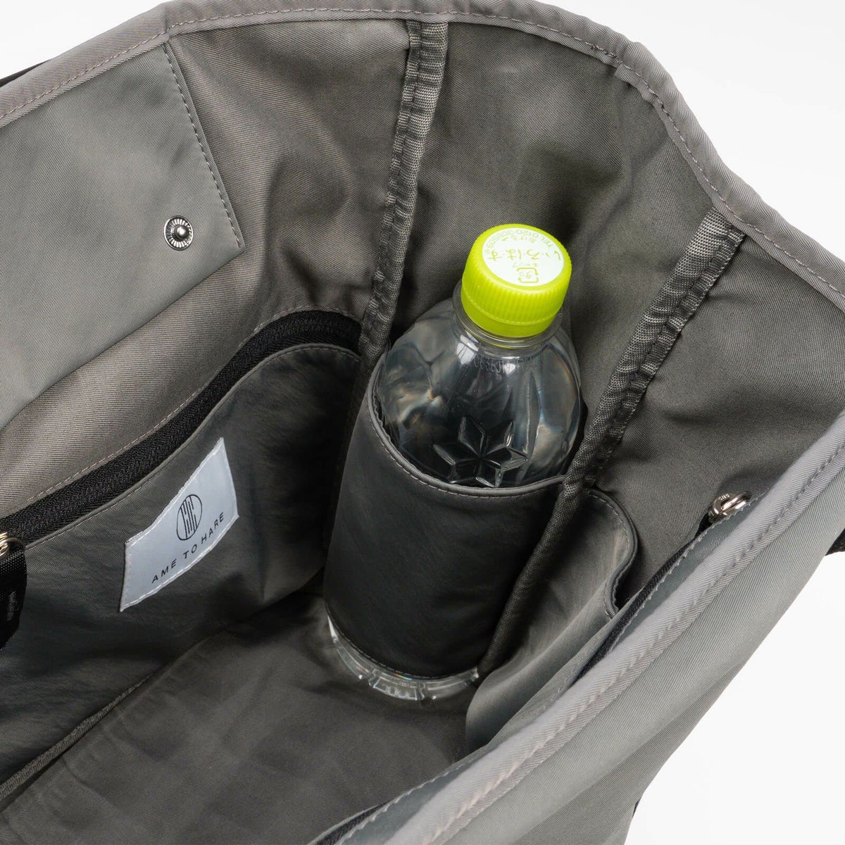 ペットボトル等を立てられるベルトを両サイドに配置