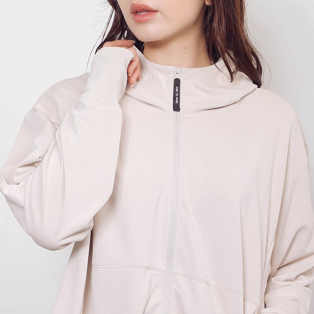 顔周りがスッキリ見える襟の高さ