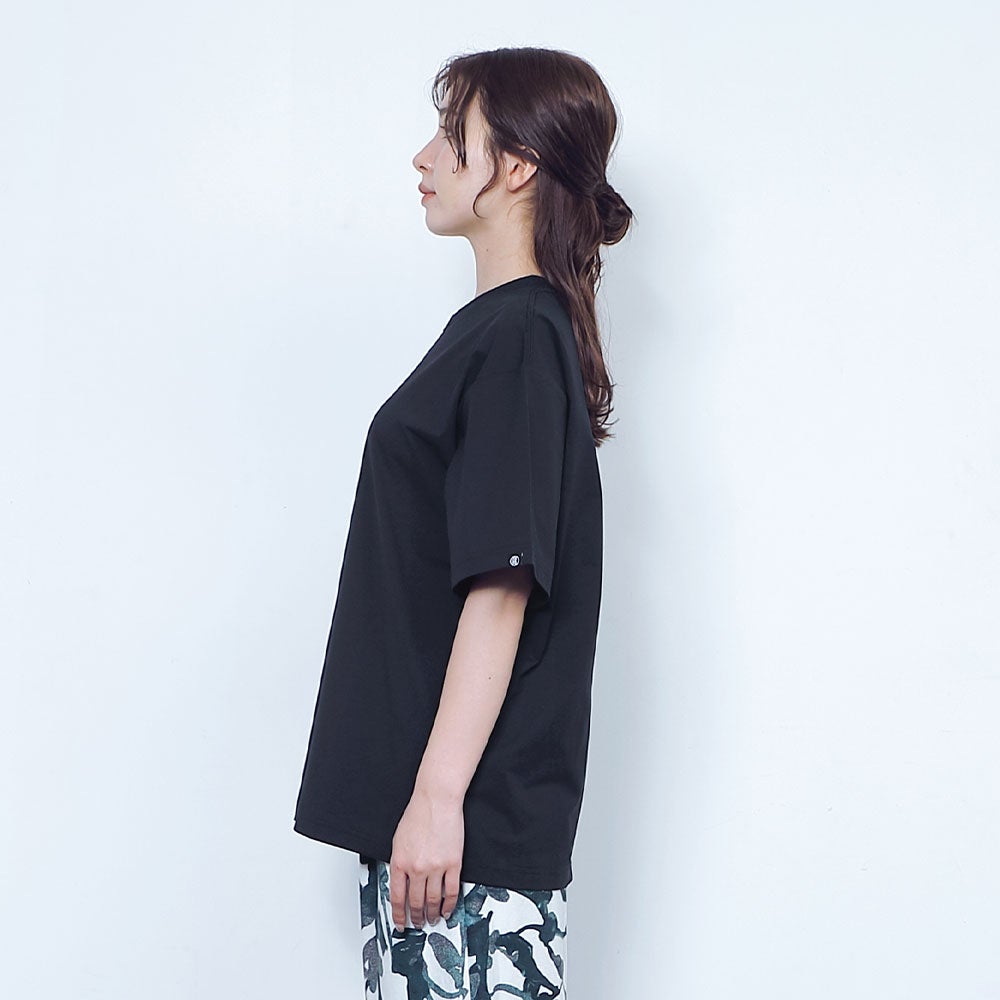 モデル：163cm／Mサイズ着用