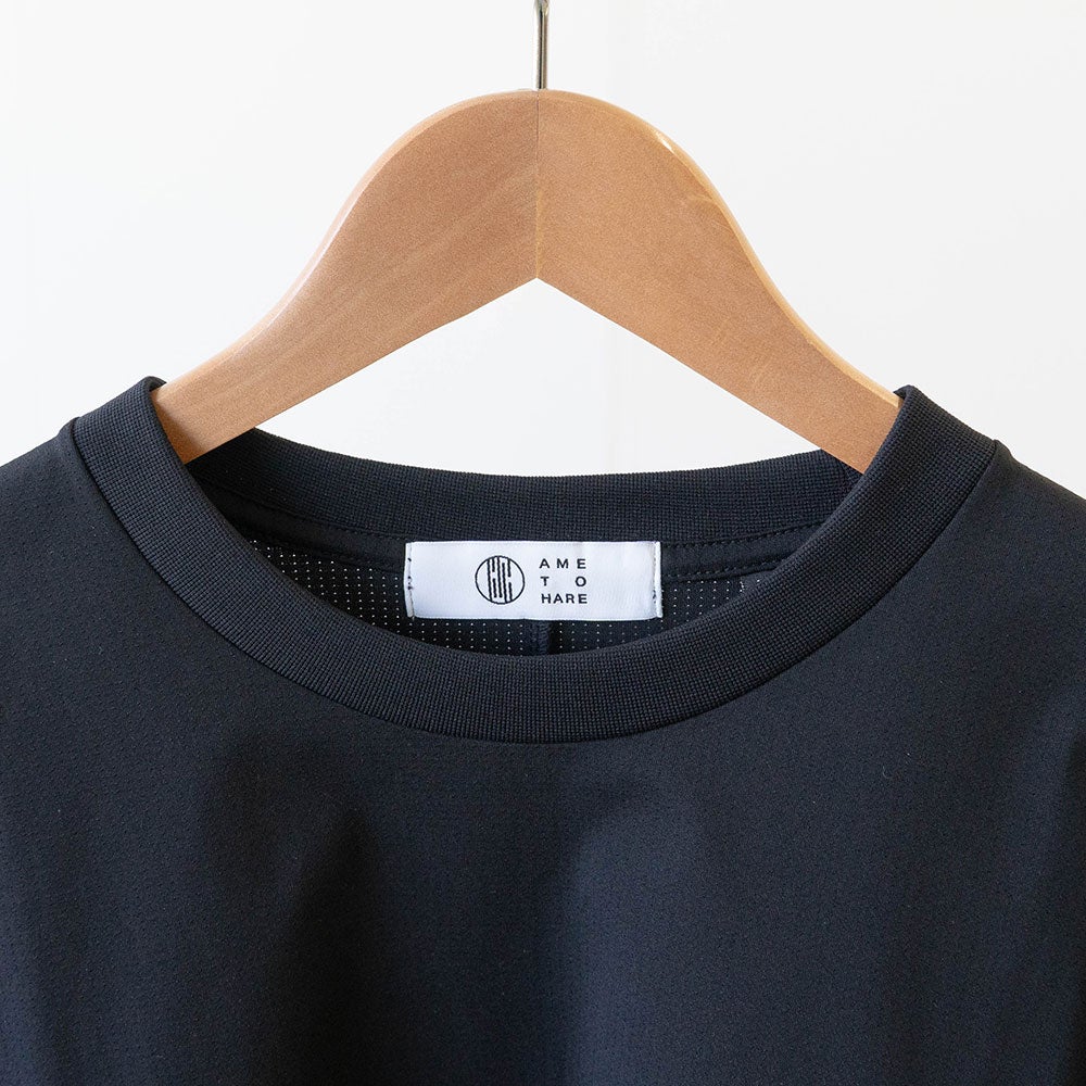 首元はクルーネック仕様