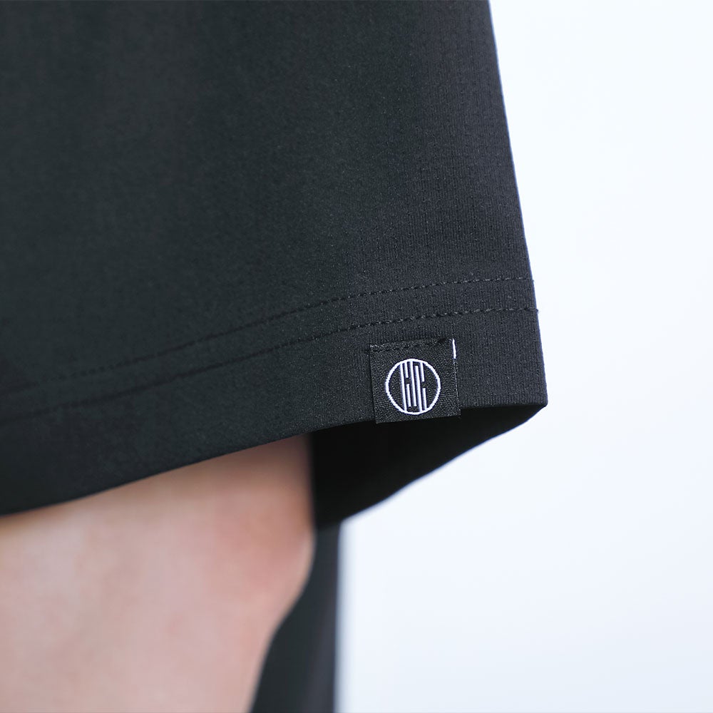 袖口にはブランドのピスネームを配置