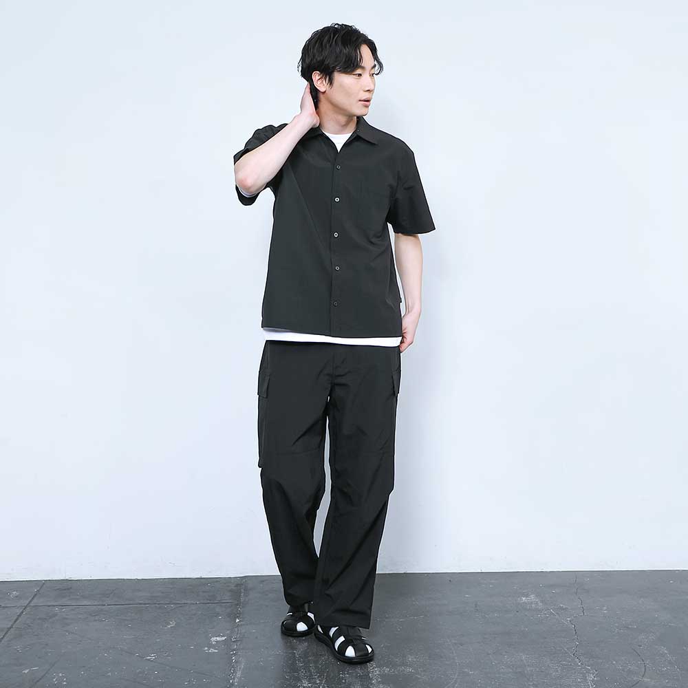 同素材のシャツとセットアップ可能