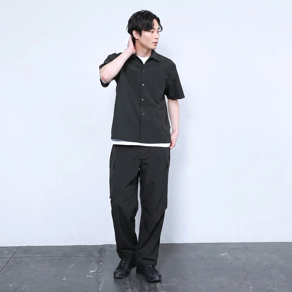 同素材のシャツとセットアップ可能