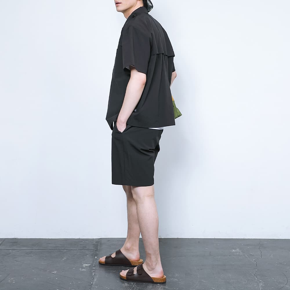 同素材のシャツとセットアップ可能