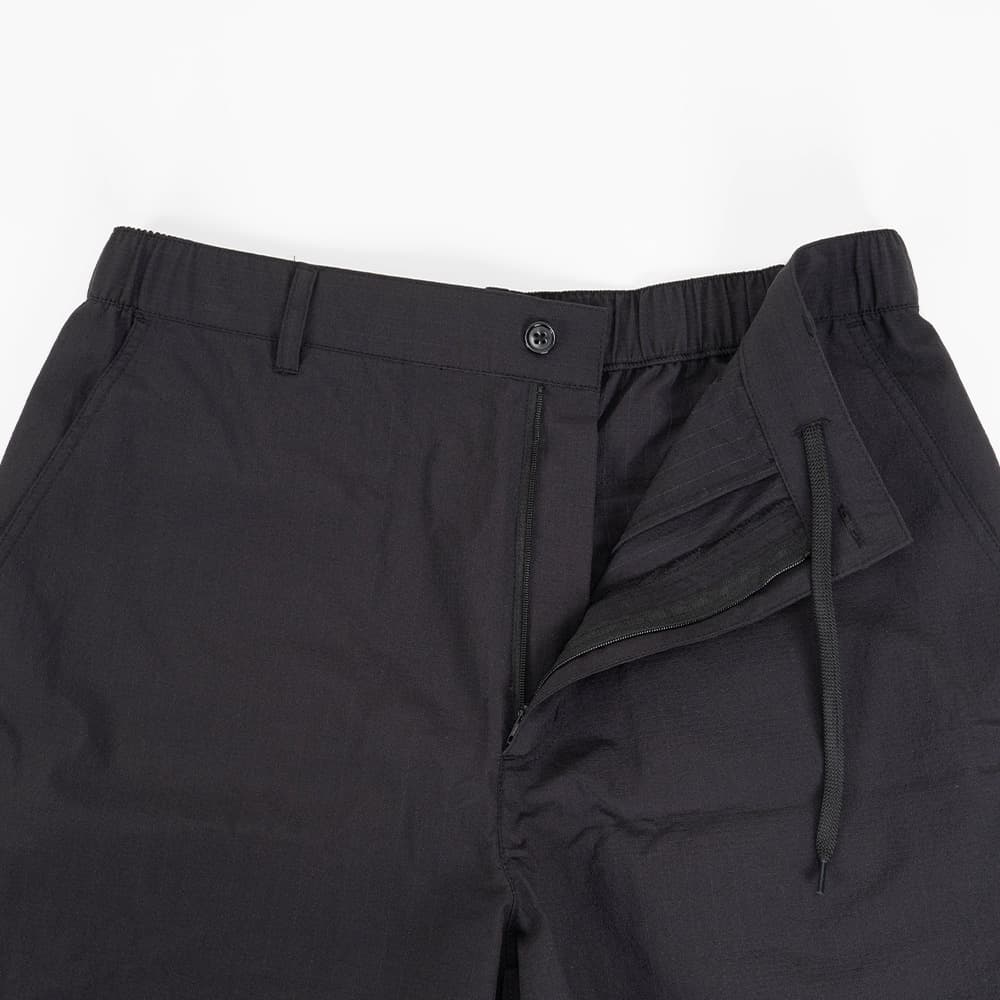 ウエスト調節ができるドローコードつき